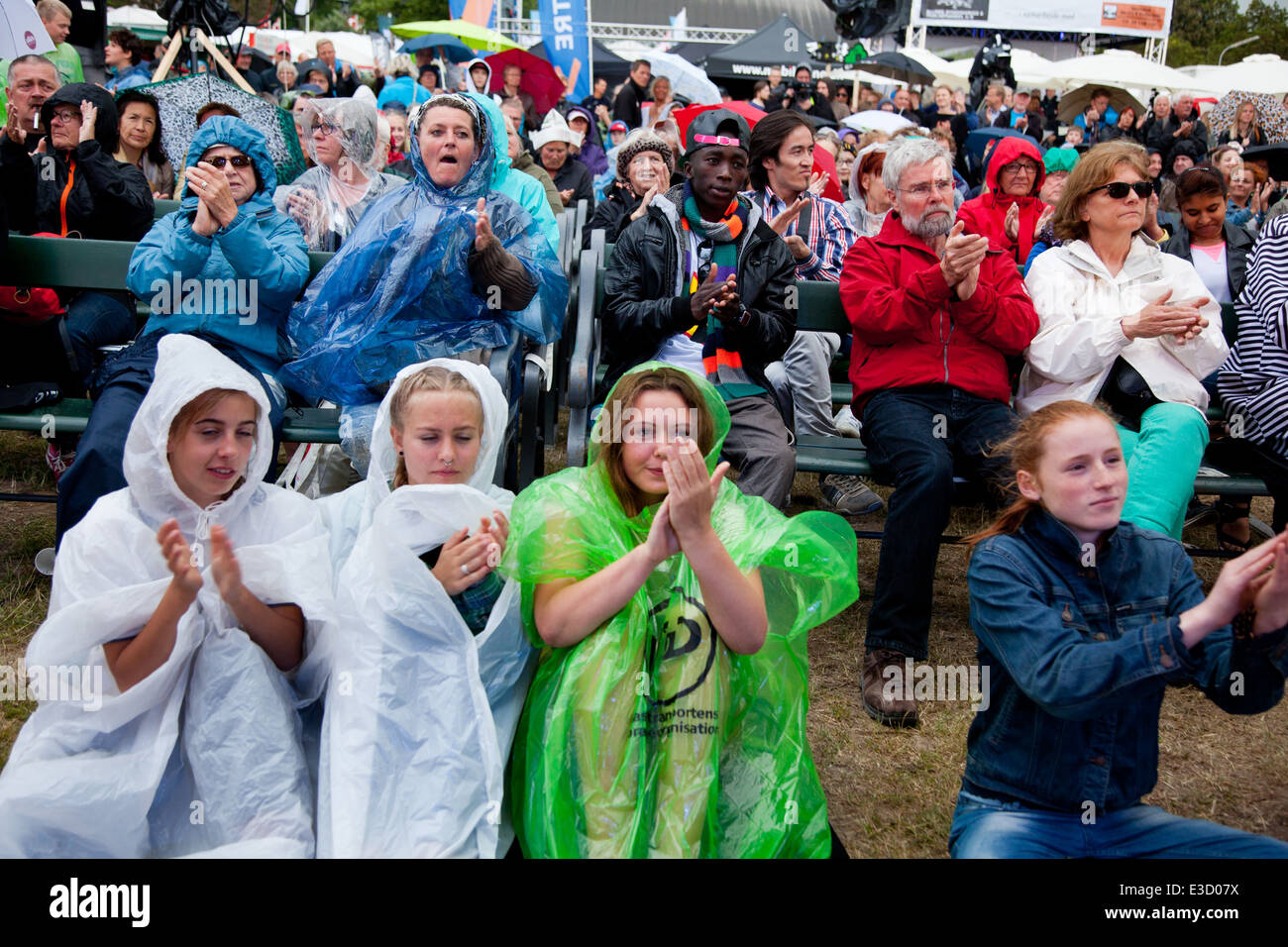 Folkemøde på Bornholm. Publikum i regnen lytter til Johanne Schmidt-Nielsen, leder af Enhedslisten. Stock Photo