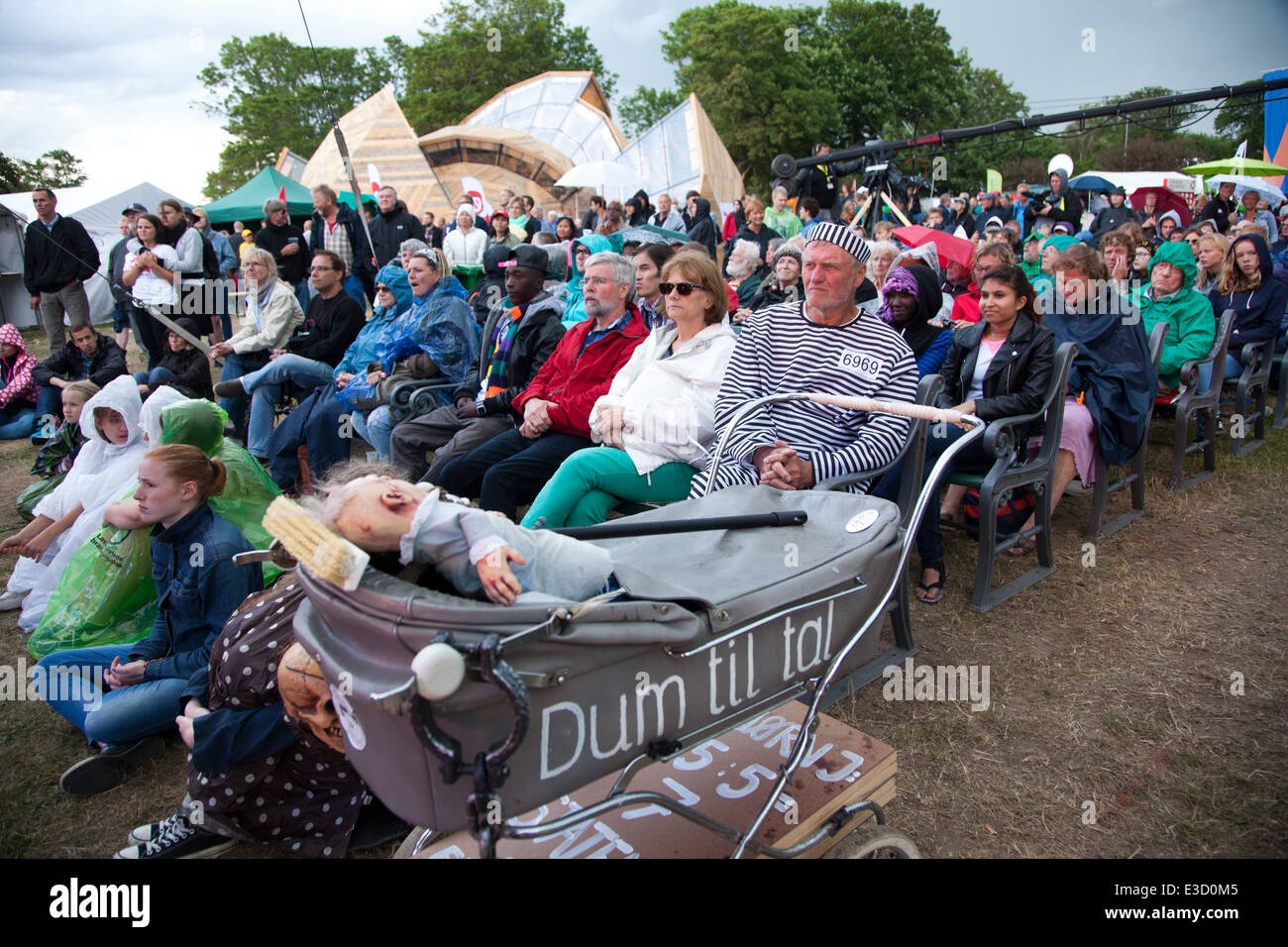 Folkemøde på Bornholm. Publikum i regnen lytter til Johanne  Schmidt-Nielsen, leder af Enhedslisten Stock Photo - Alamy