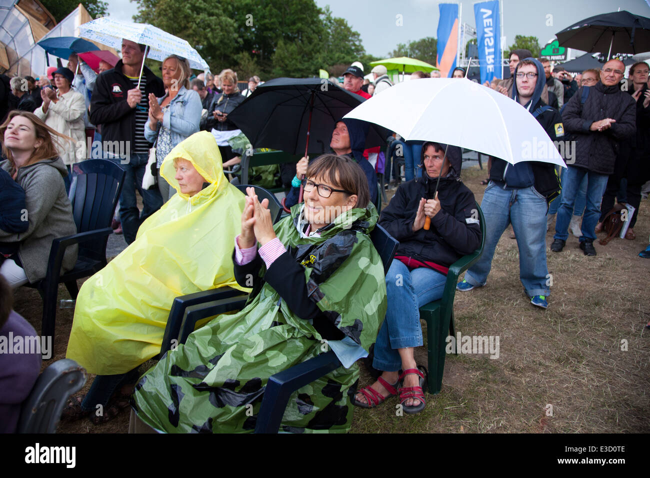 Folkemøde på Bornholm. Publikum i regnen lytter til Johanne Schmidt-Nielsen, leder af Enhedslisten. Stock Photo