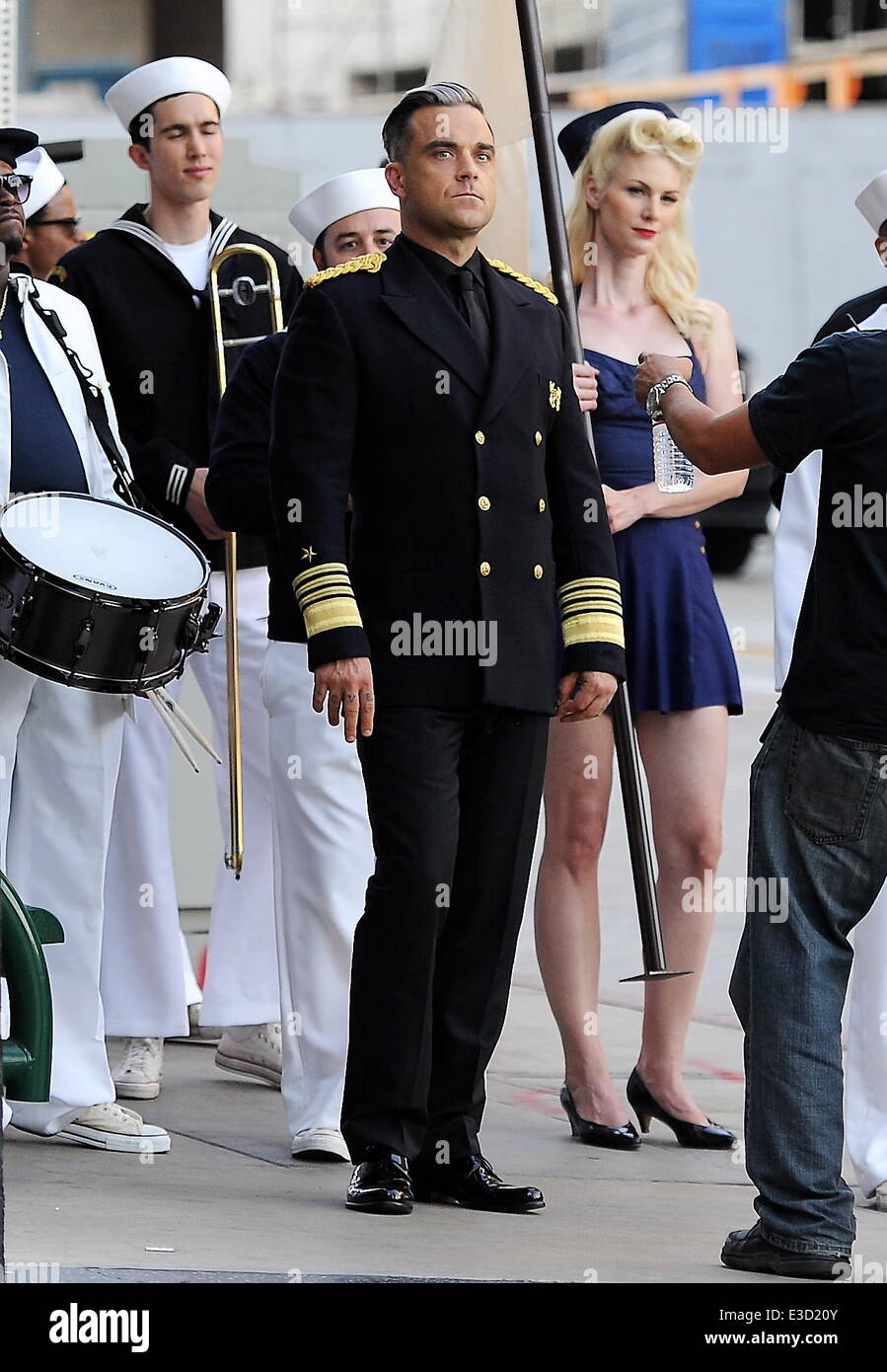 UK singer Robbie Williams spotted singing and dancing with a band on ...