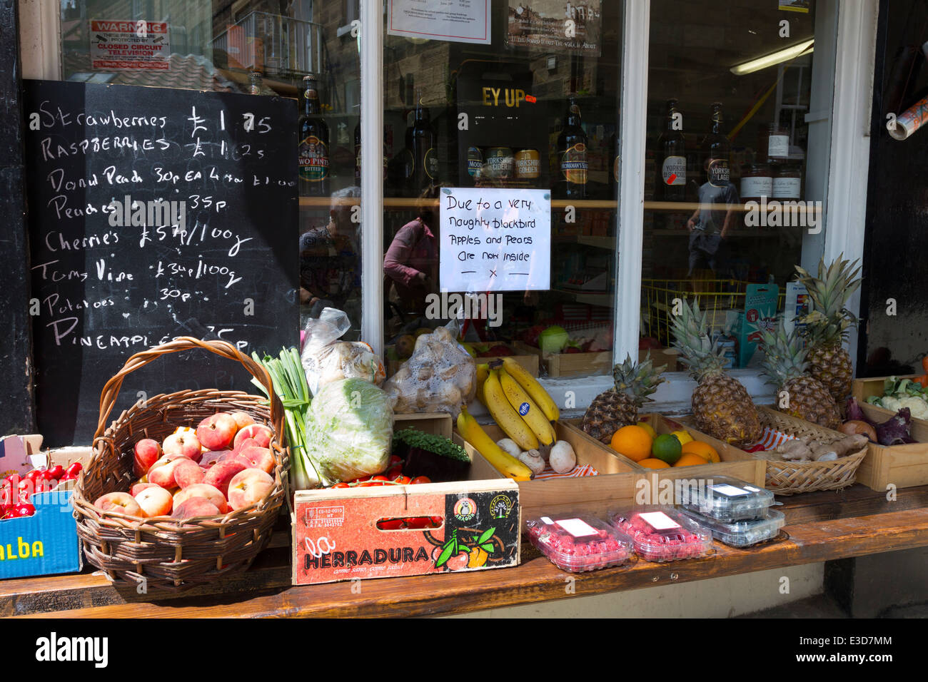 Shop Selling Fruit with a Hand Written Notice 'Due to a Very Naughty Blackbird Apples and Pears are Now Inside' Yorkshire Stock Photo