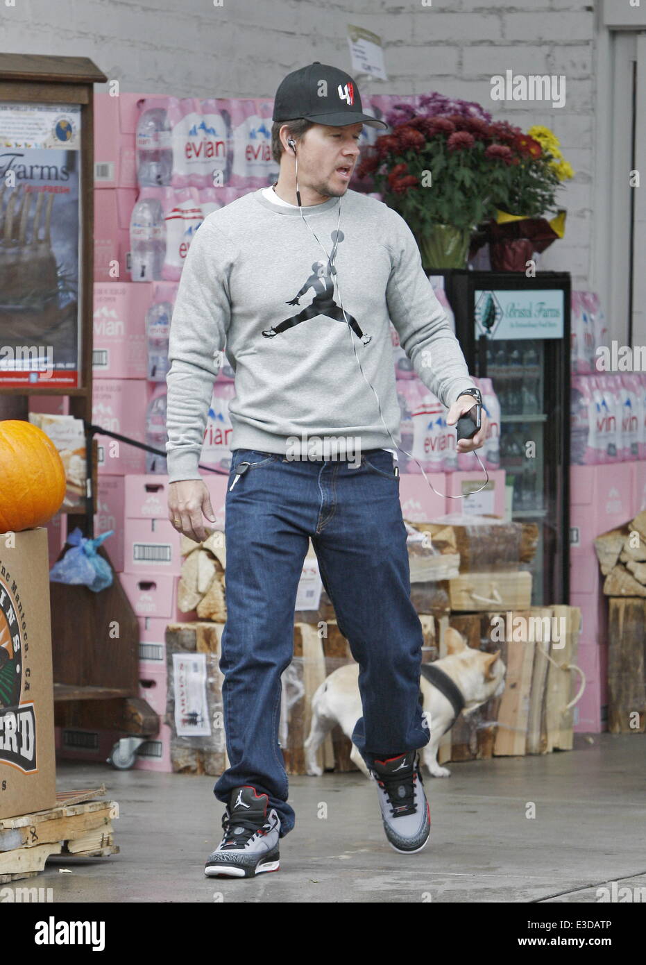 Mark Wahlberg leaving Bristol Farms in Beverly Hills wearing Nike  basketball trainers and sweatshirt Featuring: Mark Wahlberg Where: Los  Angeles, CA, United States When: 09 Oct 2013 Stock Photo - Alamy
