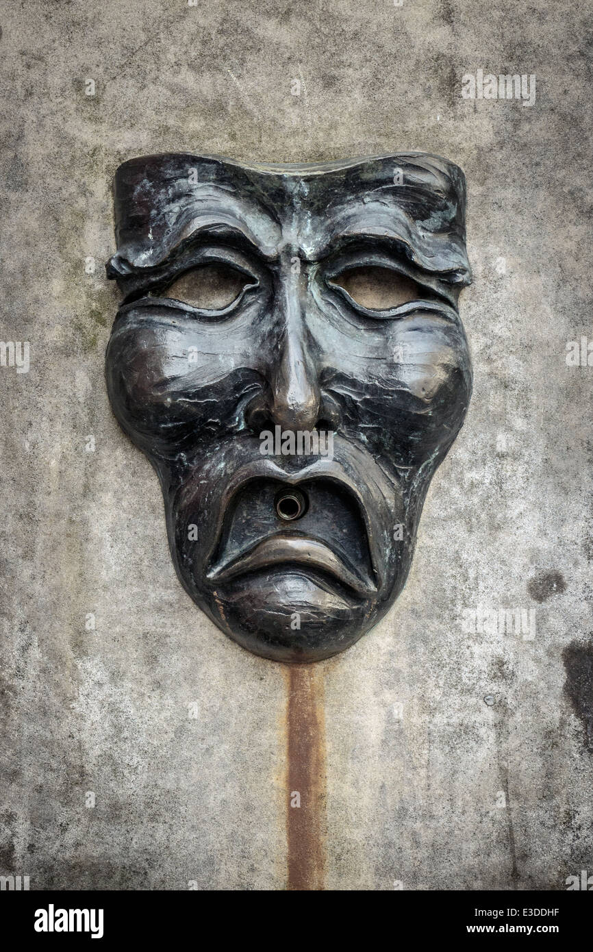 Theatrical mask on a fountain. The Royal Mile Edinburgh Stock Photo Alamy