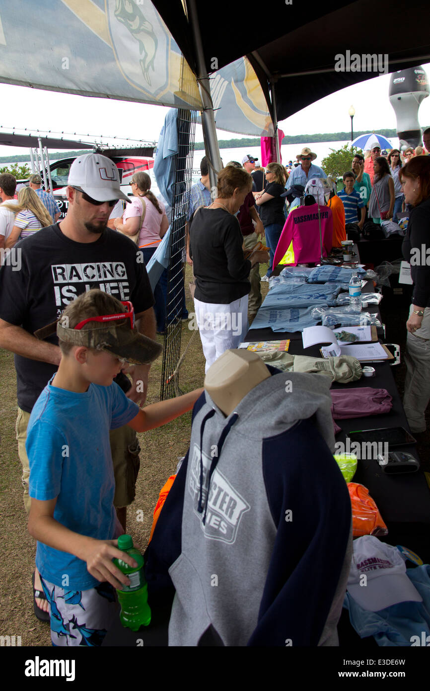 Crowd at the Bassmaster Elite Series fishing tournament, in the St