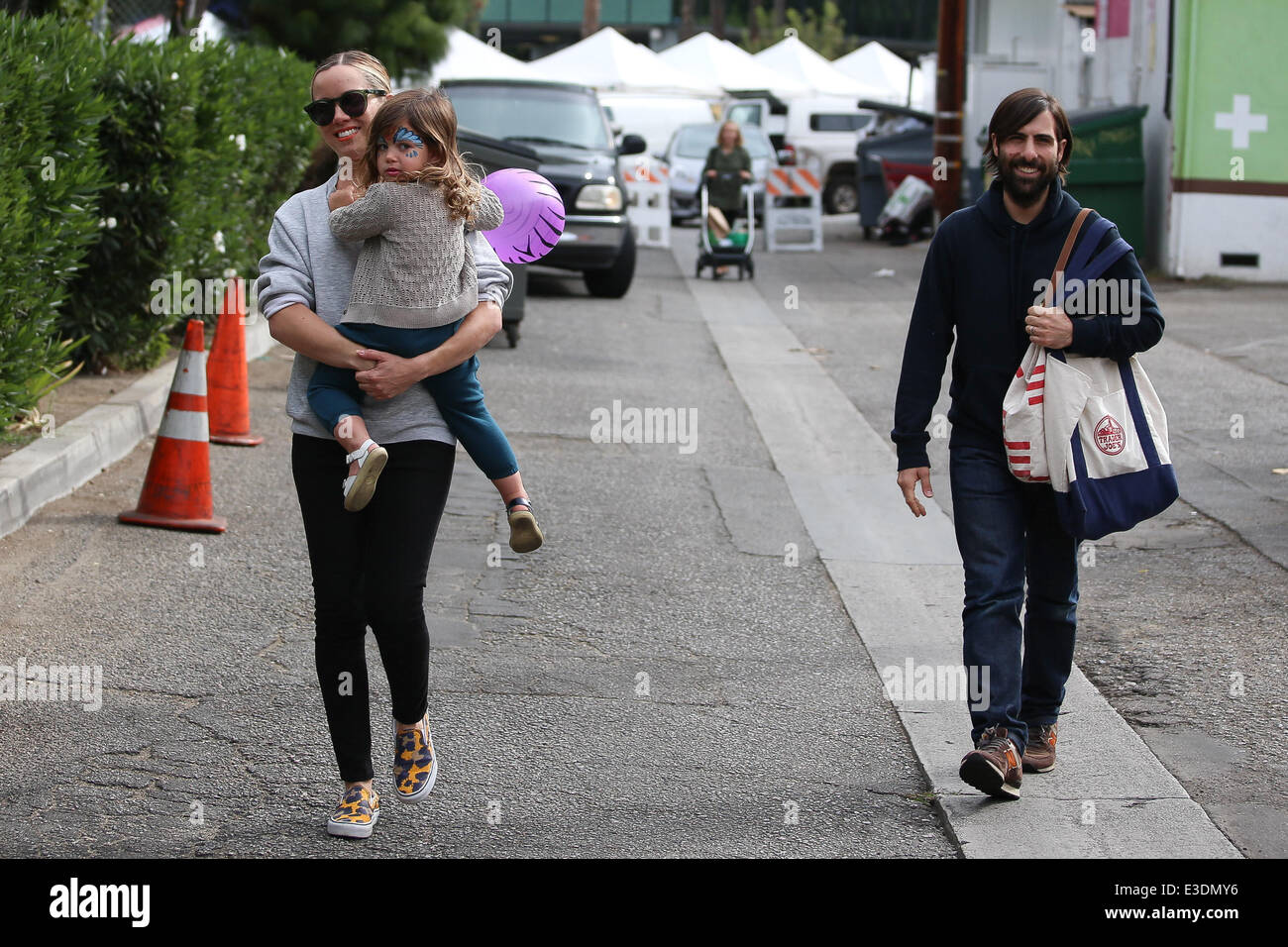 Jason Schwartzman and wife Brady take their daughter Marlowe to🌖 Brilhe(02)