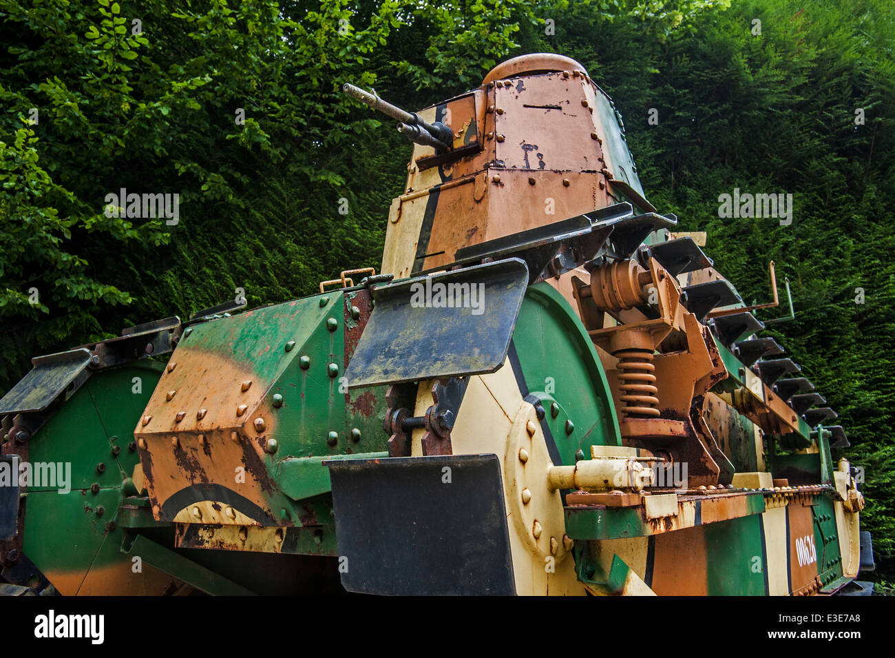 the-french-light-tank-renault-ft-17-first-world-war-one-armoured-tank-E3E7A8.jpg