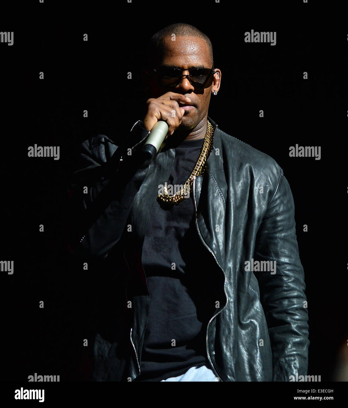 R. Kelly performs live at James L. Knight Center, with special