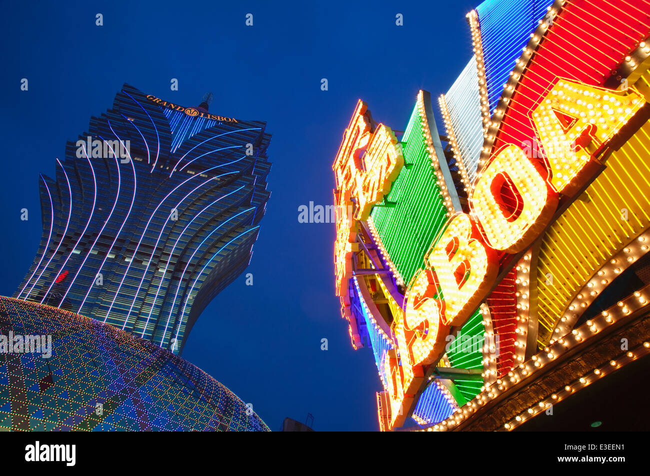 Macau, China - 8 De Dezembro De 2016: Vista Em Perspectiva Do Hotel Galaxy  Macau Casino À Noite, Cotai Strip, A Popular Rua Dos Cassinos Que Atrai  Anualmente Mais De 25 Milhões