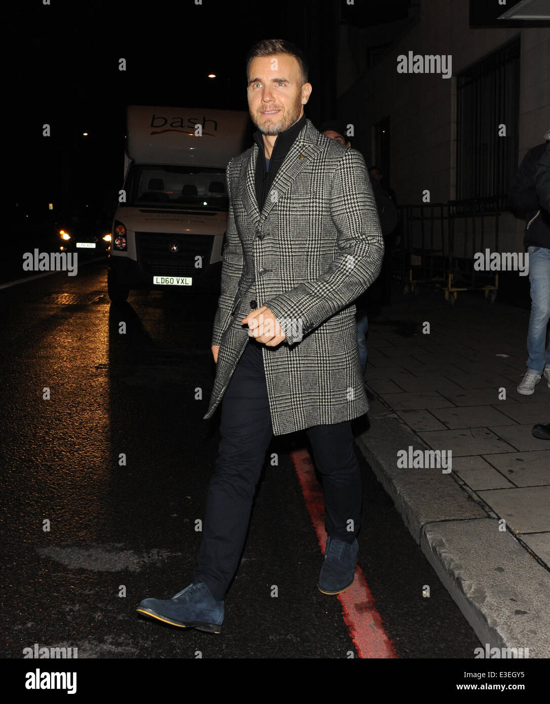 Gary Barlow with wife Dawn and Nicole Scherzinger leave a restaurant at The Dorchester hotel where they were accompanied also by Louis Walsh  Featuring: Gary Barlow Where: London, United Kingdom When: 21 Oct 2013 Stock Photo
