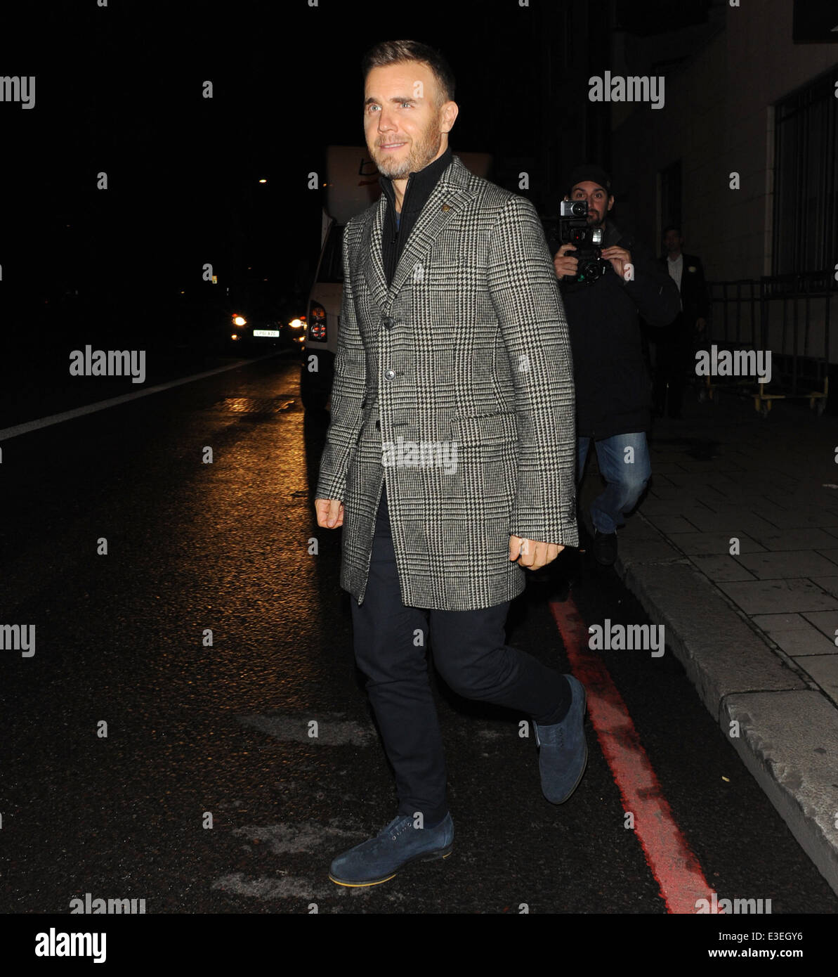 Gary Barlow with wife Dawn and Nicole Scherzinger leave a restaurant at The Dorchester hotel where they were accompanied also by Louis Walsh  Featuring: Gary Barlow Where: London, United Kingdom When: 21 Oct 2013 Stock Photo