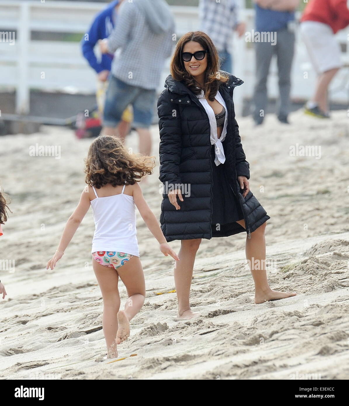 Salma Hayek shows off her curves on the beach for a scene Salma Hayek shows off her curves on the beach for a scene