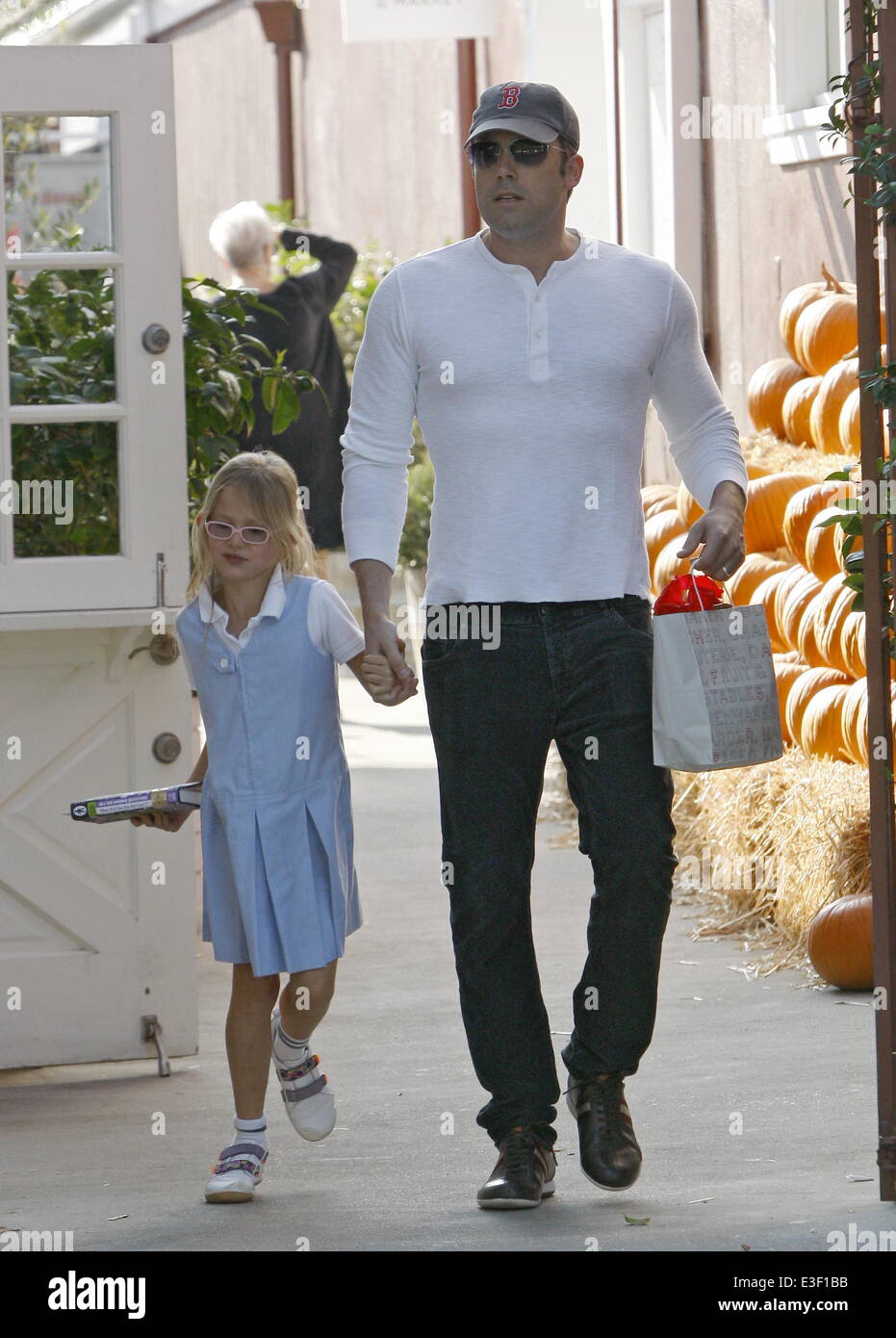 Ben Affleck wearing a tight fitting white shirt at Brentwood Country Mart with his daughter Violet  Featuring: Ben Affleck,Violet Affleck Where: Los Angeles, CA, United States When: 24 Oct 2013 Stock Photo
