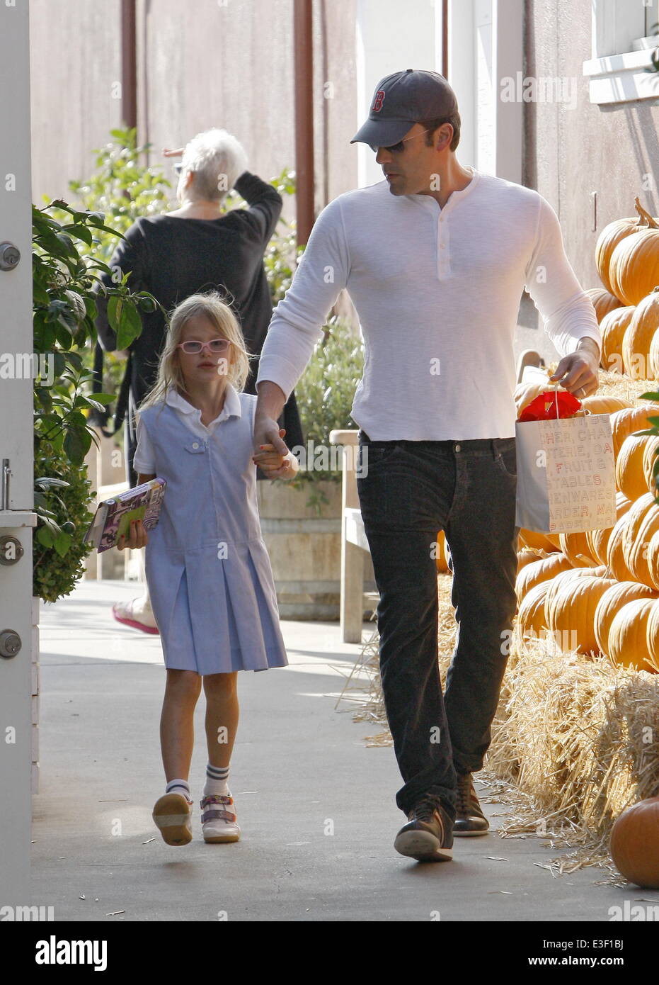Ben Affleck wearing a tight fitting white shirt at Brentwood Country Mart with his daughter Violet  Featuring: Ben Affleck,Violet Affleck Where: Los Angeles, CA, United States When: 24 Oct 2013 Stock Photo