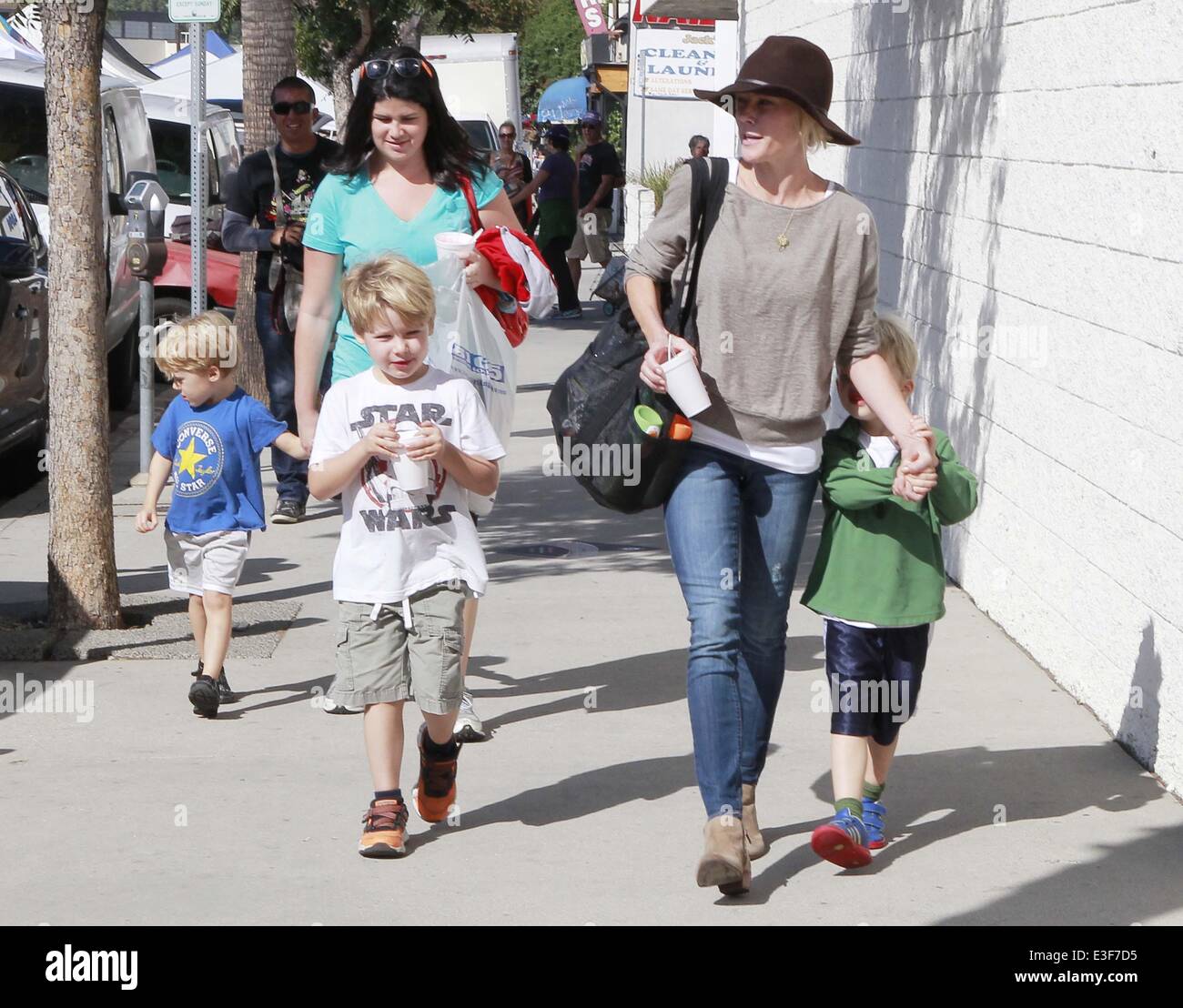 Julie Bowen walks with Sons Oliver, John and Gustav age 6 and the twins age 4 while shopping at