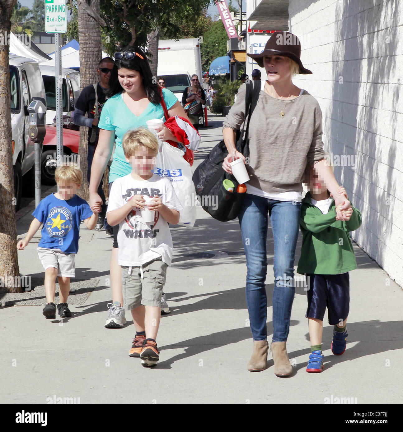 Julie Bowen Twin Julie Bowen Walks With Sons Oliver Hi Res Stock(01)