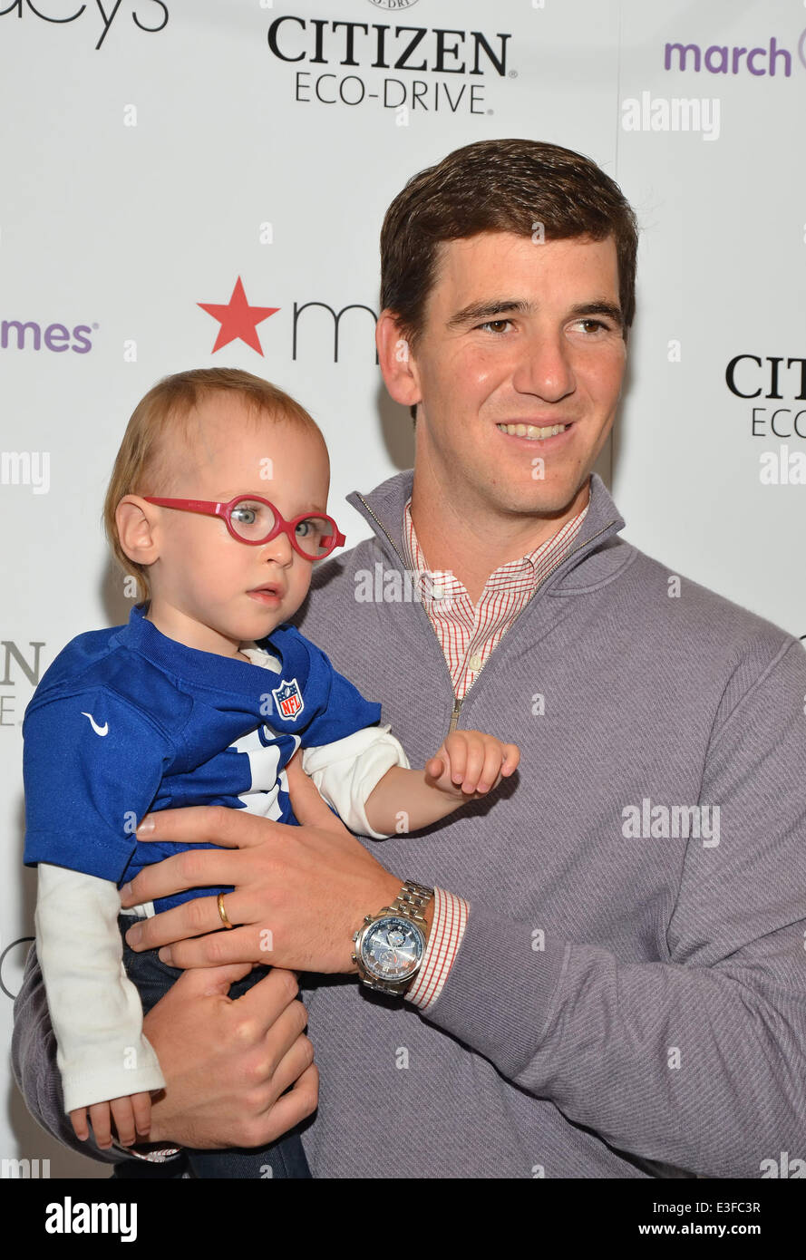 Eli Manning Meet And Greet At Macy S Garden State Plaza Mall Stock