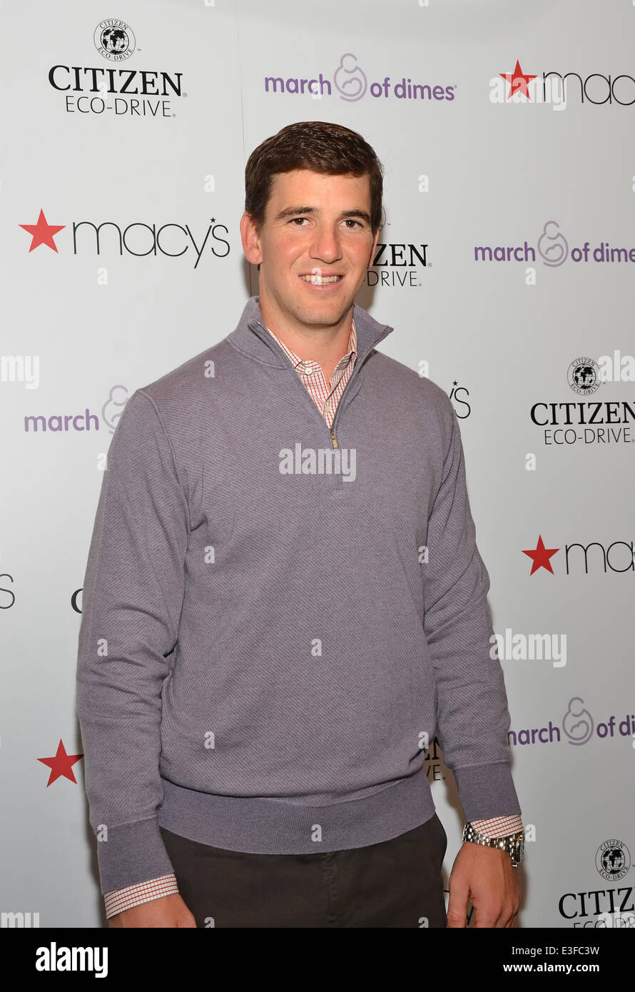 Eli Manning Meet And Greet At Macy S Garden State Plaza Mall Stock