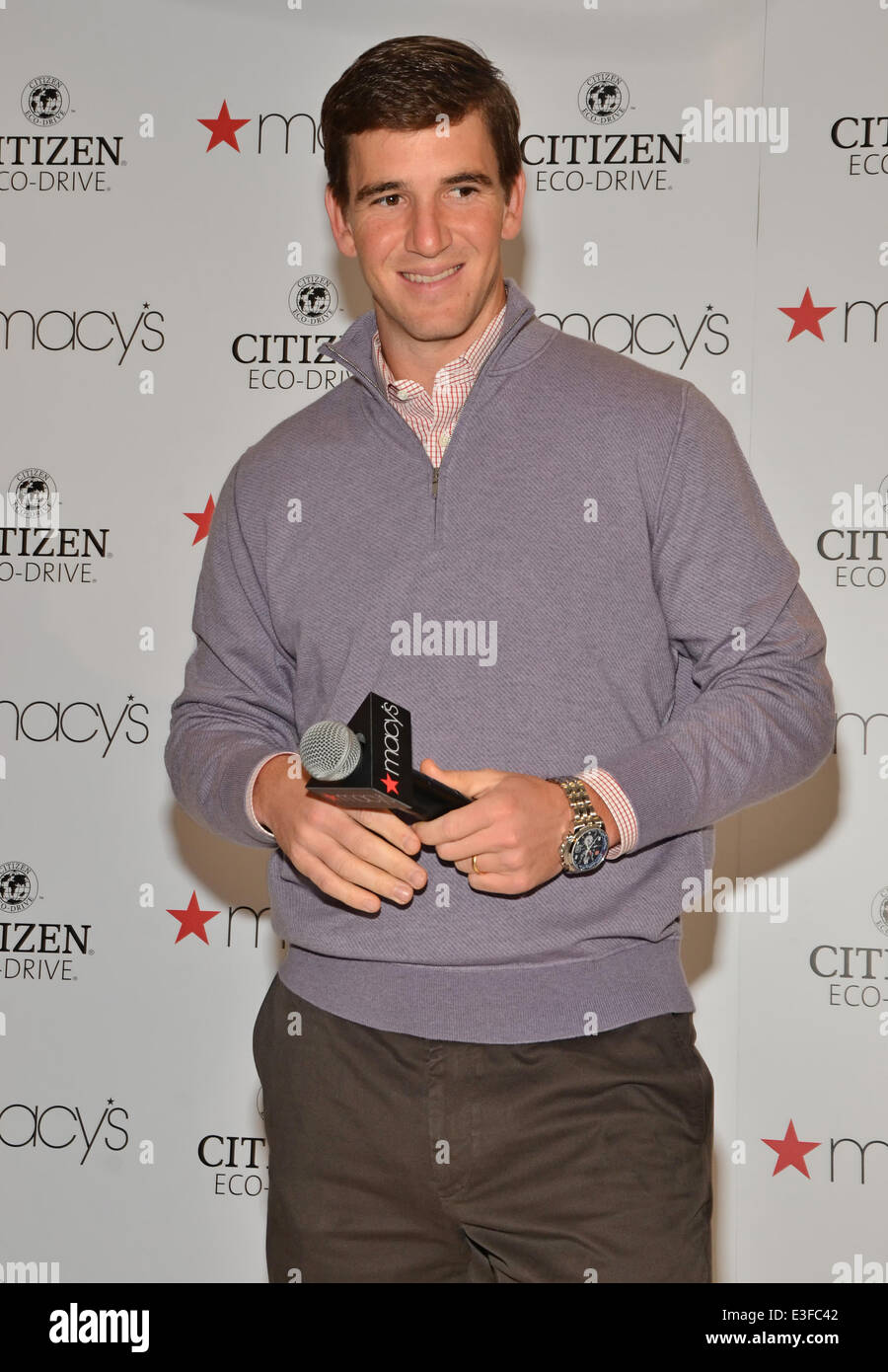 Eli Manning Meet And Greet At Macy S Garden State Plaza Mall Stock