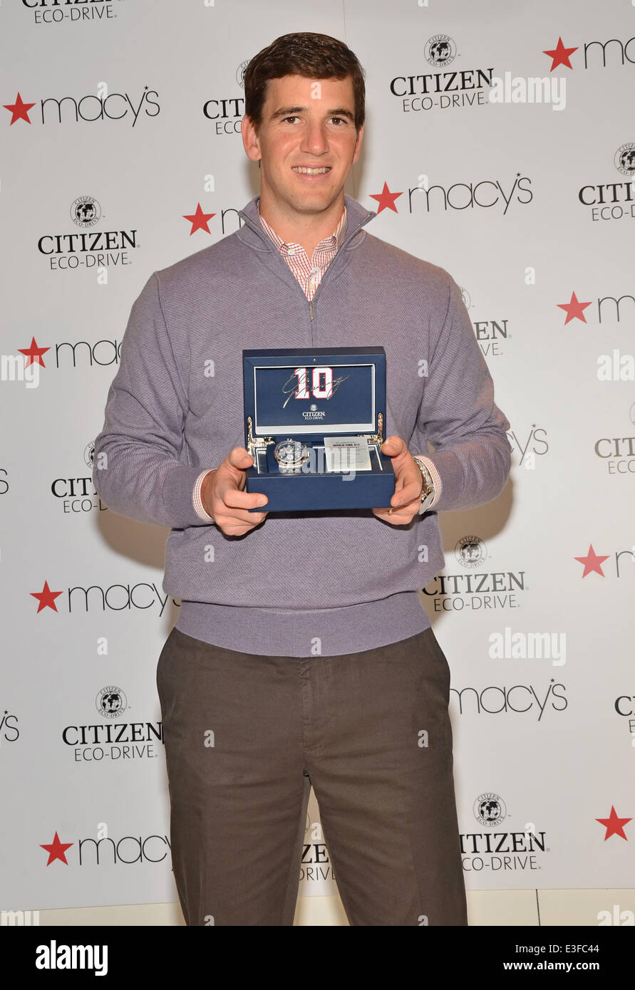 Eli Manning Meet And Greet At Macy S Garden State Plaza Mall Stock