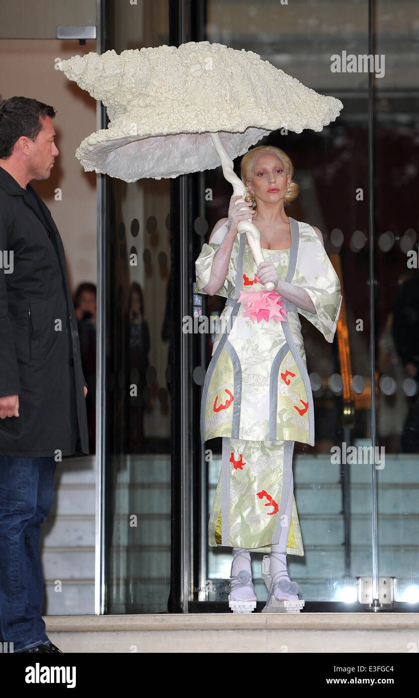 Lady Gaga seen leaving her hotel under a shell umbrella. Featuring: Lady  Gaga Where: London, United Kingdom When: 31 Oct 2013 C Stock Photo - Alamy
