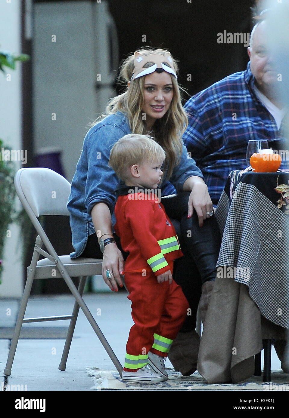Foxy Hilary Duff spotted passing out candy for halloween night with son(02)