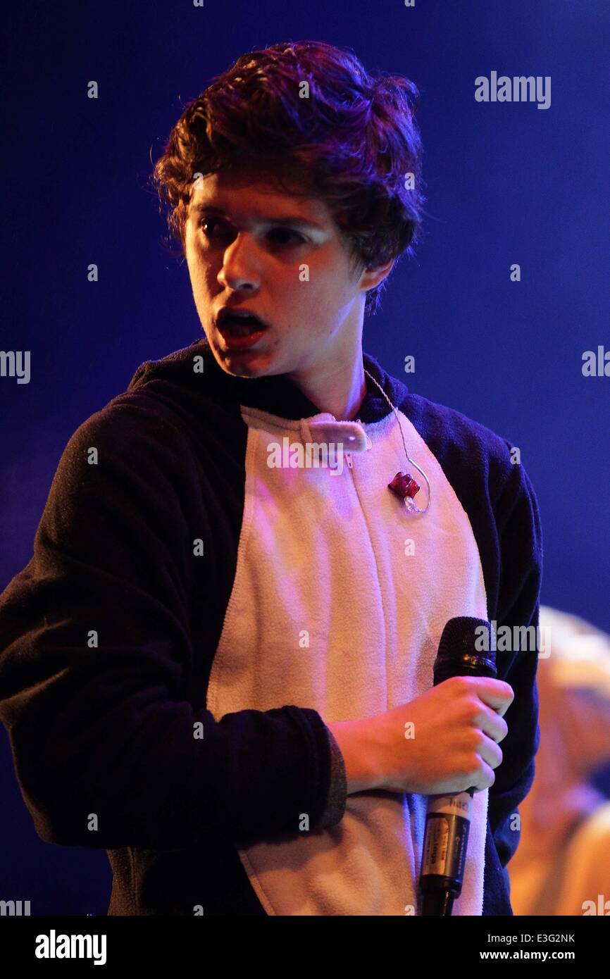 https://c8.alamy.com/comp/E3G2NK/the-vamps-performing-at-the-christmas-lights-switch-on-at-meadowhall-E3G2NK.jpg