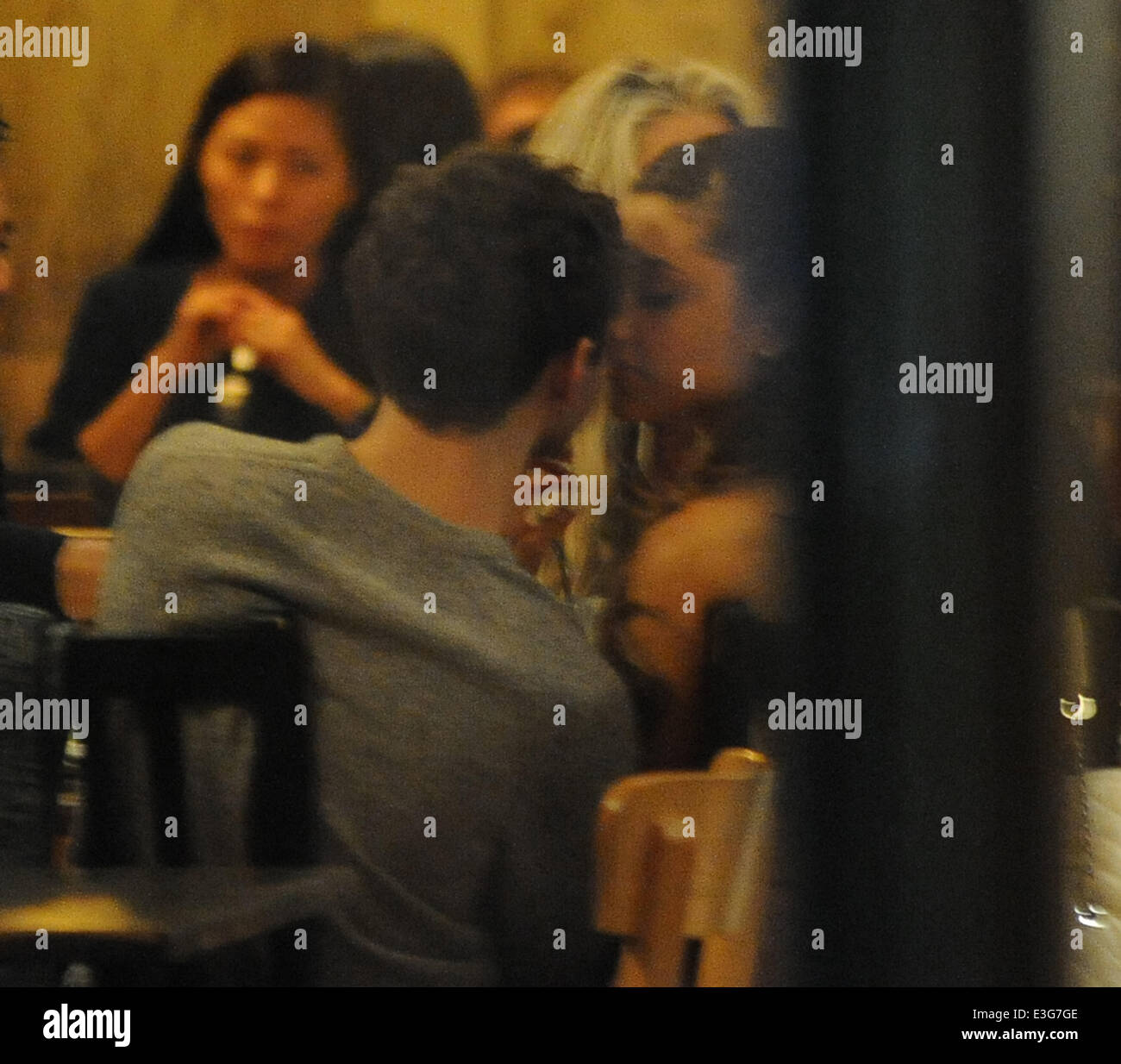 Ariana dating Nathan Sykes