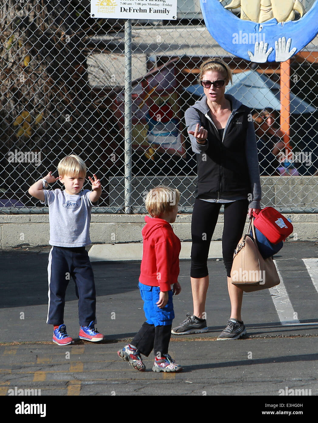 Julie Bowen takes her twin boys John and Gus Phillips to school(02)