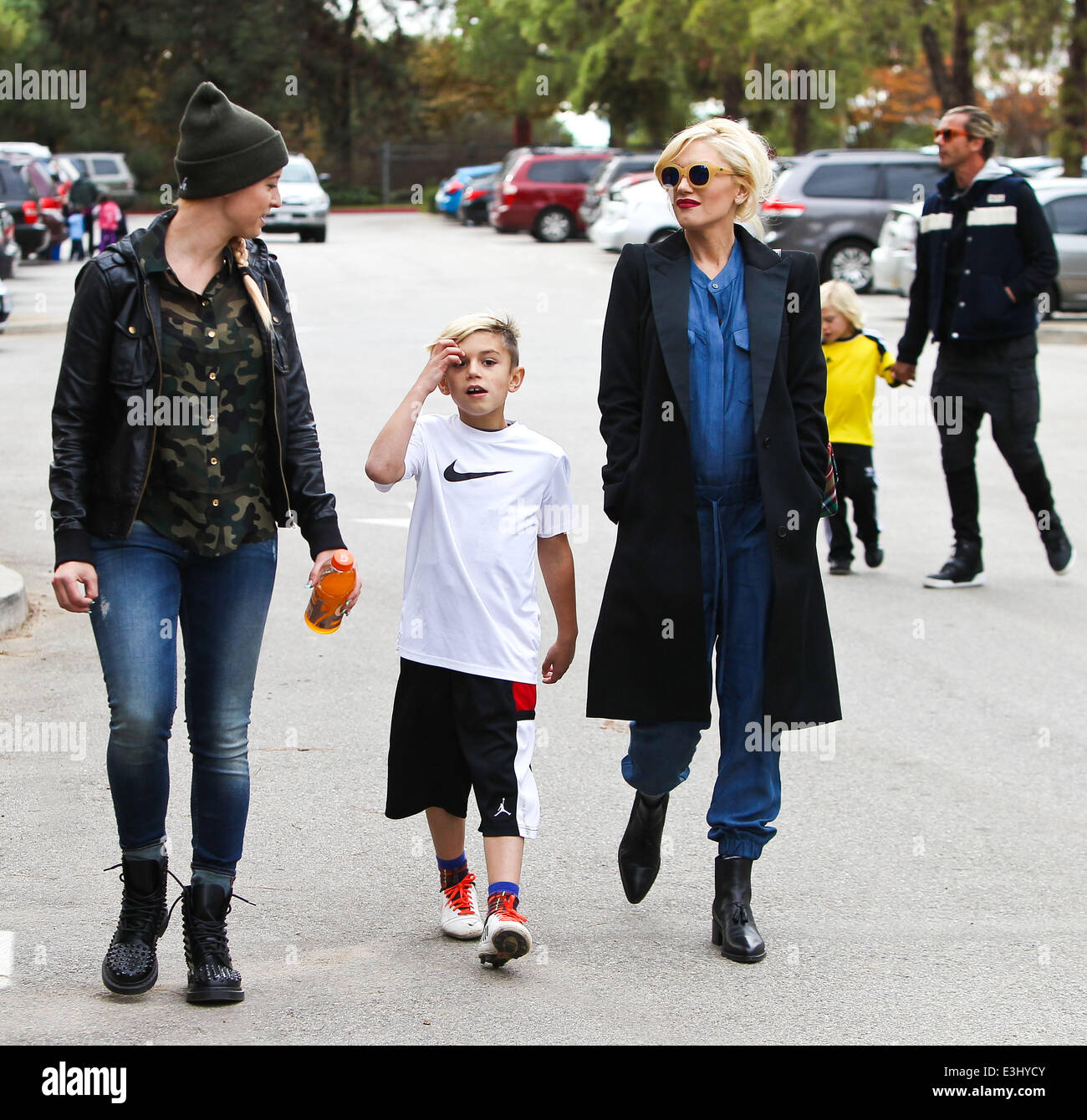 Pregnant Gwen Stefani and Gavin Rossdale take sons to Travel Town(02)