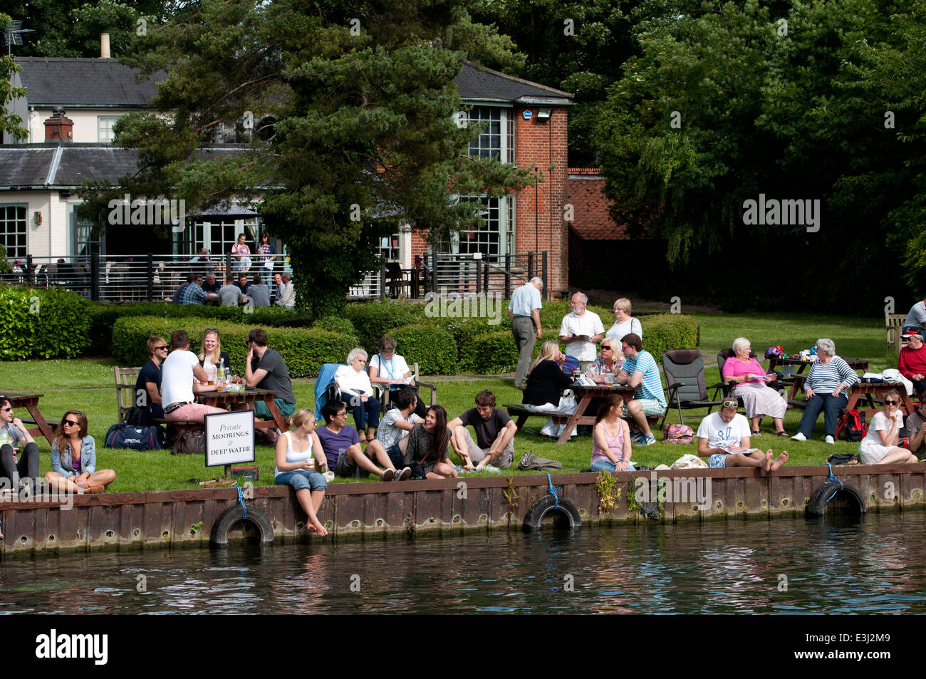 Cambridge May Bumps, people by The Plough pub alongside the River Cam watching the rowing. Stock Photo