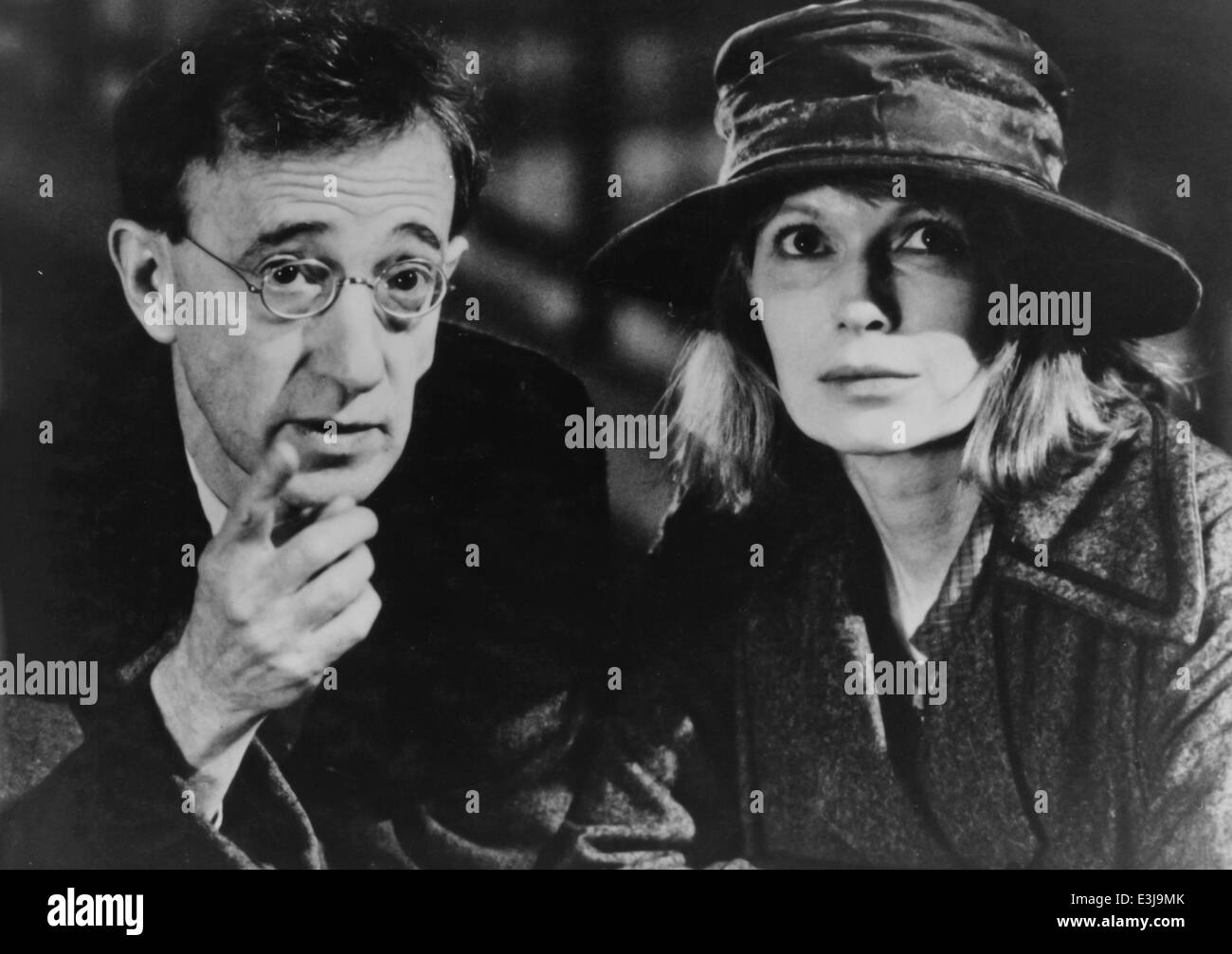 woody allen and  mia farrow in shadows and fog 1991 Stock Photo
