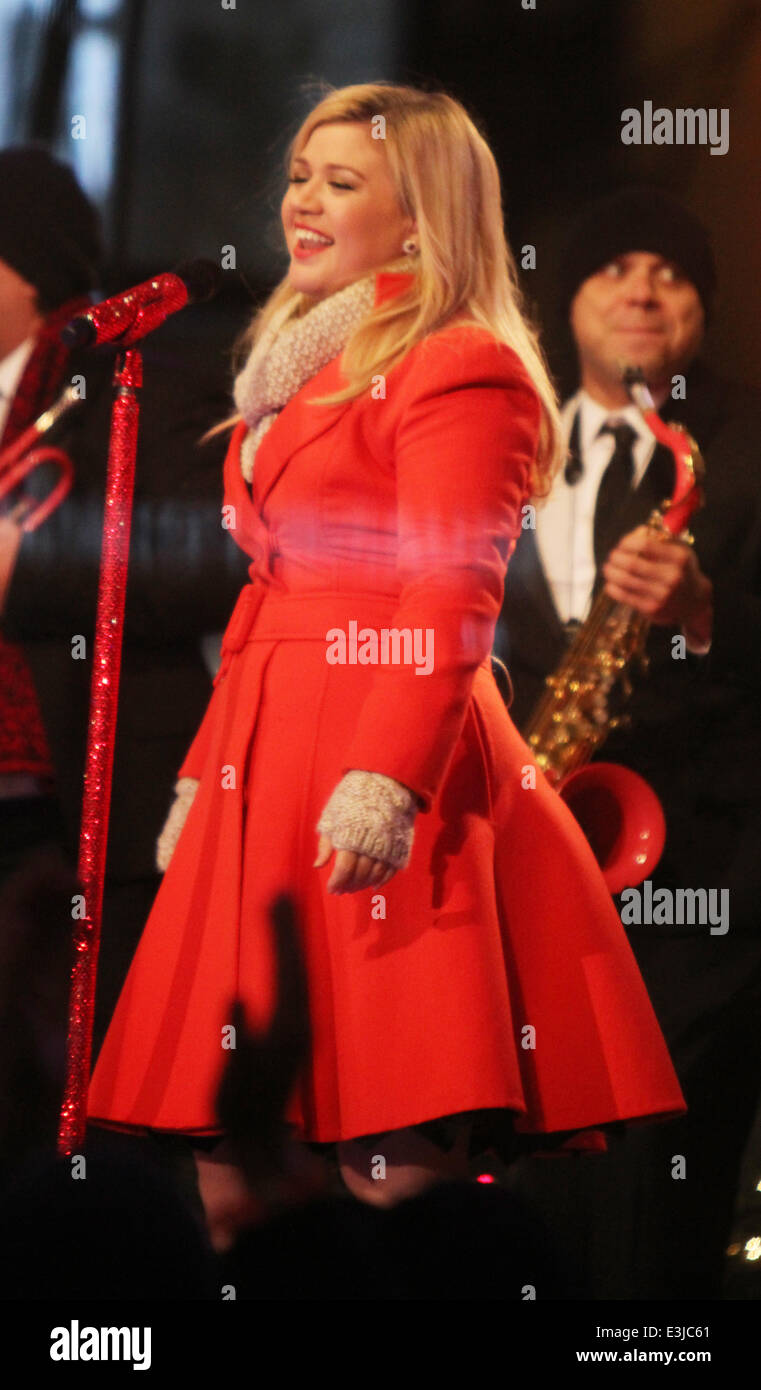 Kelly Clarkson Performing Live At 13 Rockefeller Center Christmas Tree Lighting At Rockefeller Center Plaza In