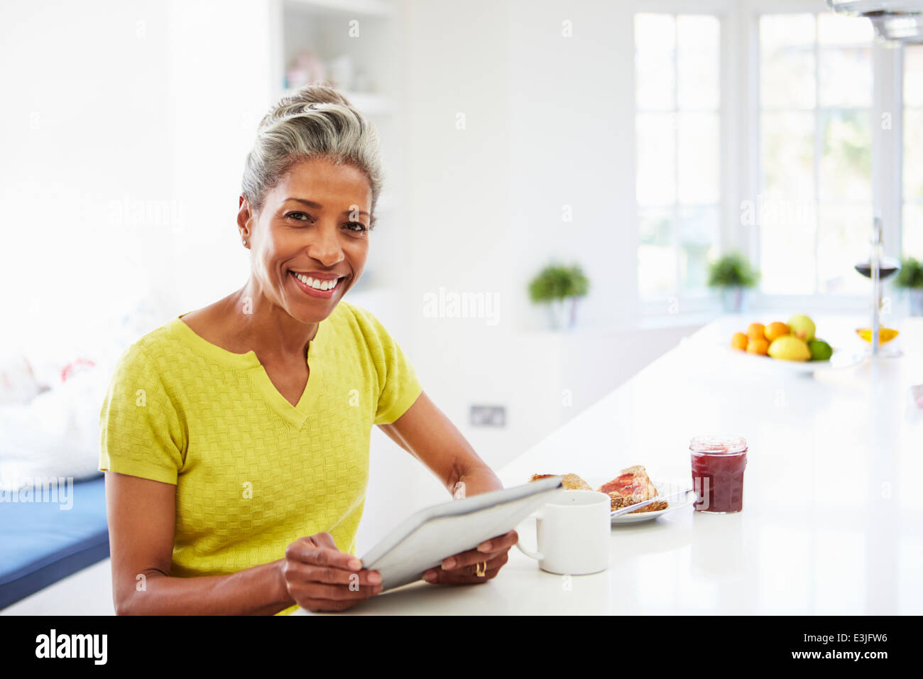 Mature black woman portrait hi-res stock photography and images - Alamy