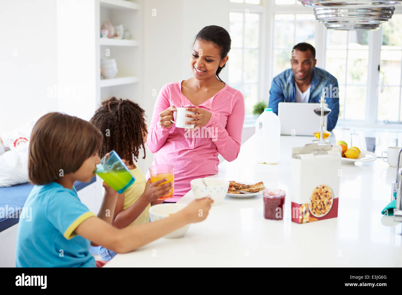 Позавтракав мама и папа отправились за покупками. Семья завтракает хлопьями. Счастливая семья за завтраком. Семья завтракает фото. Картинки завтрака красивые с семьей и детьми.