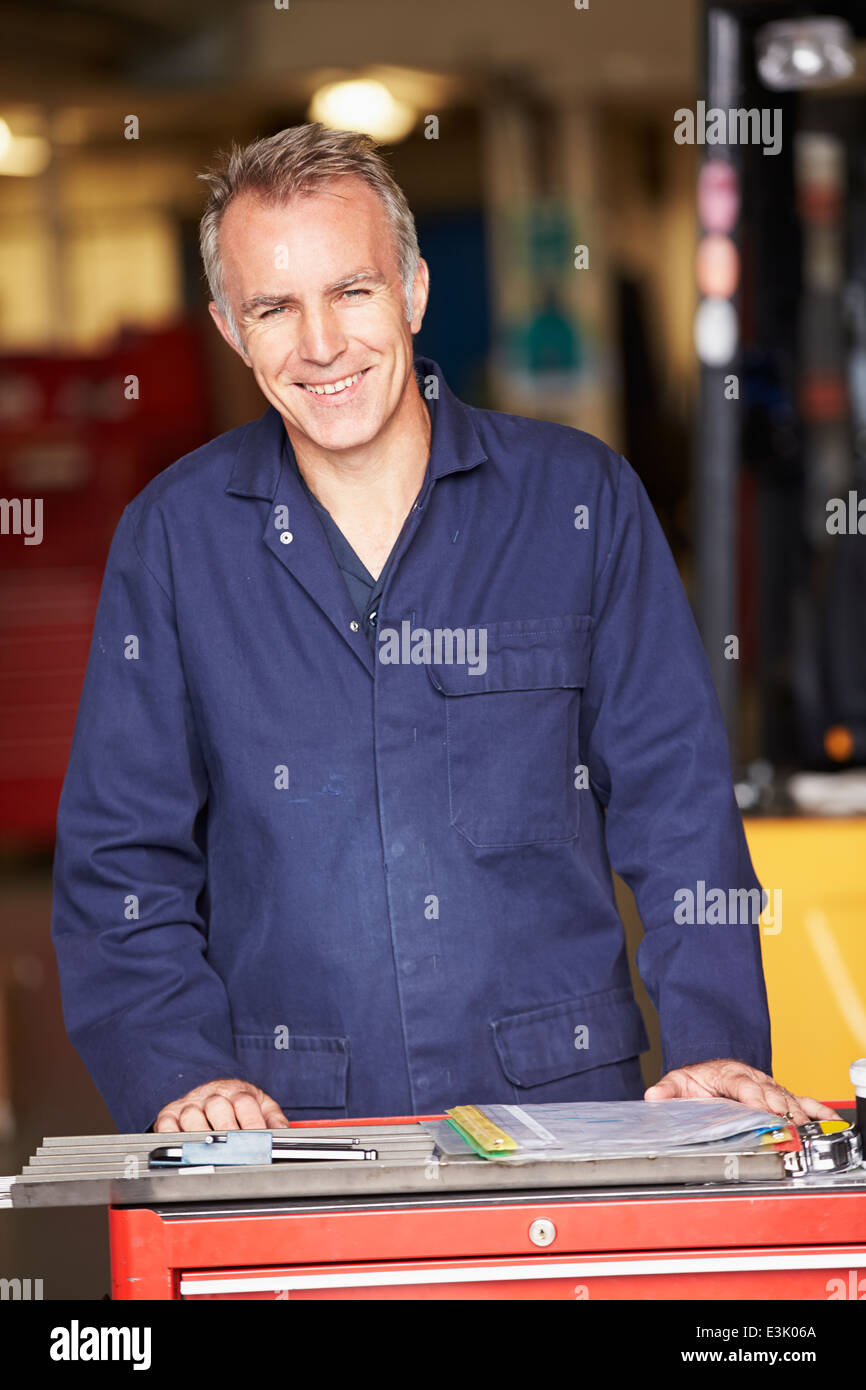 Engineer lift hires stock photography and images Alamy