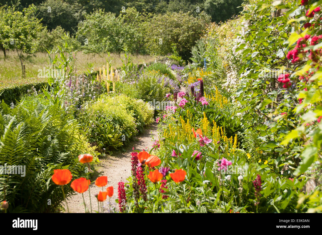 English flower garden beds hi-res stock photography and images - Alamy