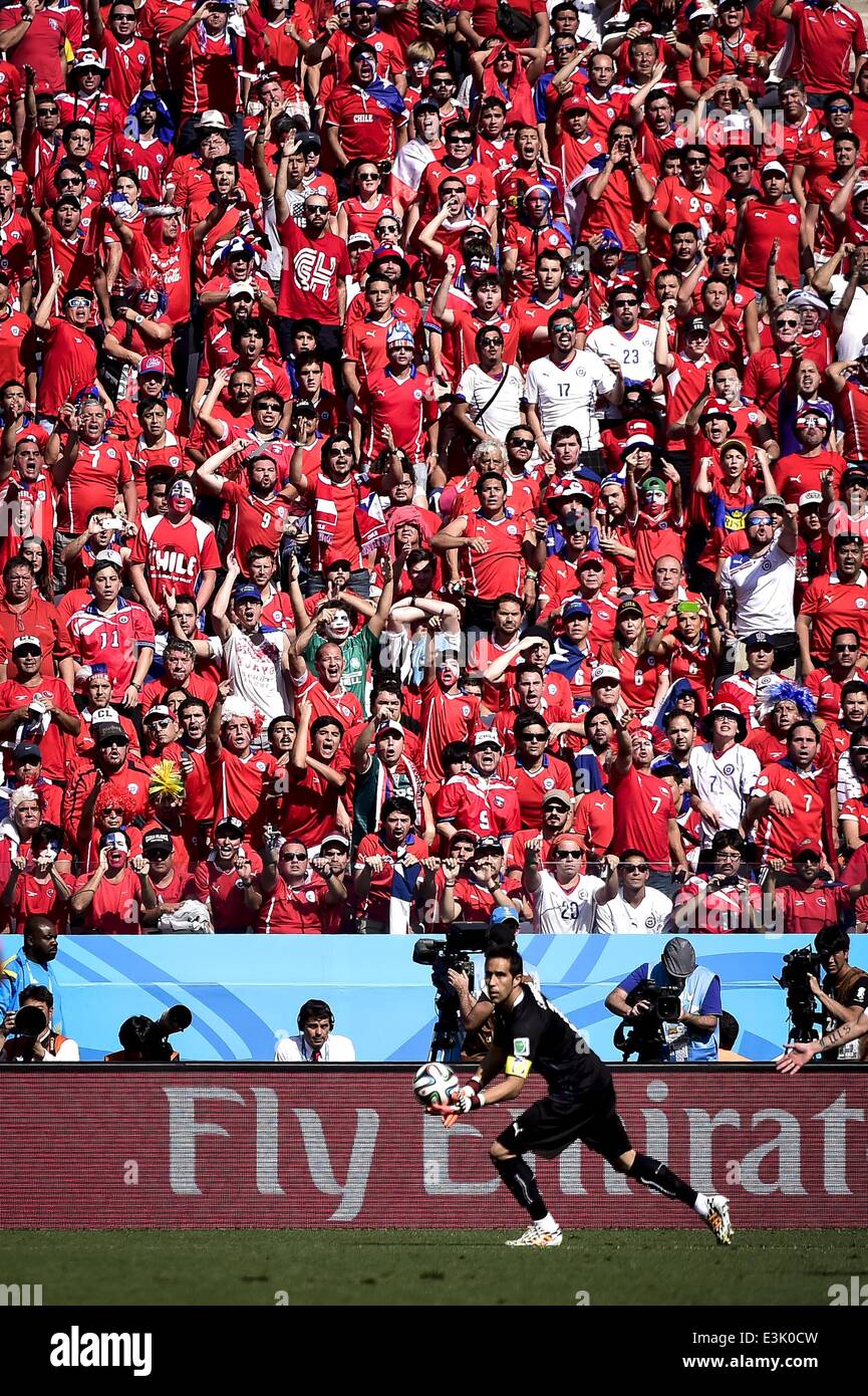 Sao Paolo, Brazil. 23rd June, 2014. Claudio Bravo (1) runs to kick the ball at the match #36 of the 2014 World Cup, between Netherlands and Chile, this monday, June 23rd, in Sao Paulo, Brasil Credit:  Gustavo Basso/NurPhoto/ZUMAPRESS.com/Alamy Live News Stock Photo