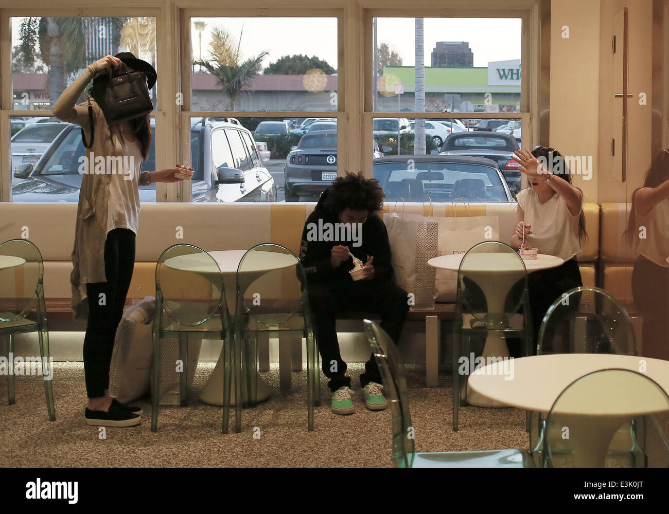 Kylie and Kendall Jenner get Pinkberry frozen yogurt at The Grove