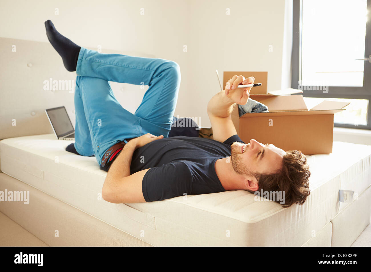 Sending new message hi-res stock photography and images - Alamy