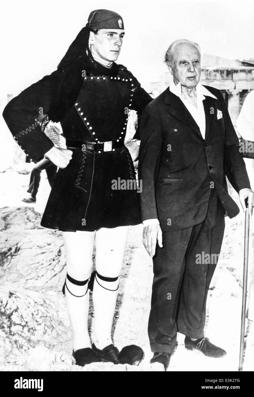 leopold stokowsky with a royal guard at the acropolis in athens,1962 Stock Photo