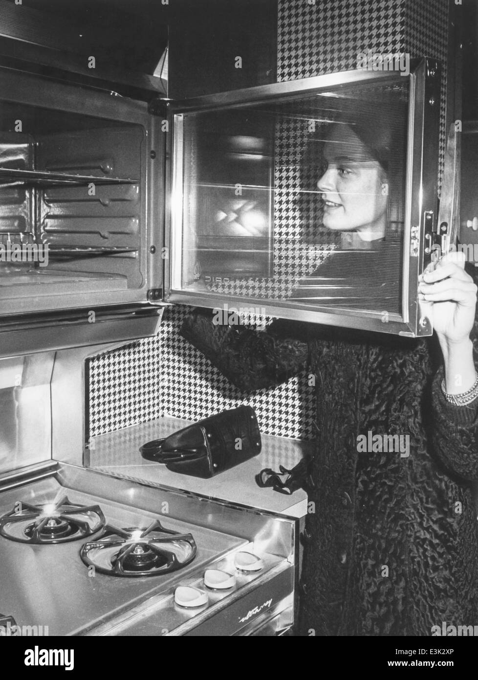 Elizabeth Hartman In A Kitchen Store In Nyc 1968 Stock Photo