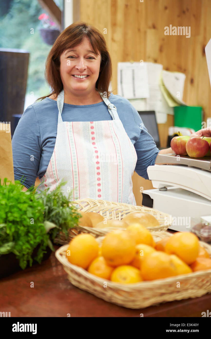 Checkout person hi-res stock photography and images - Alamy