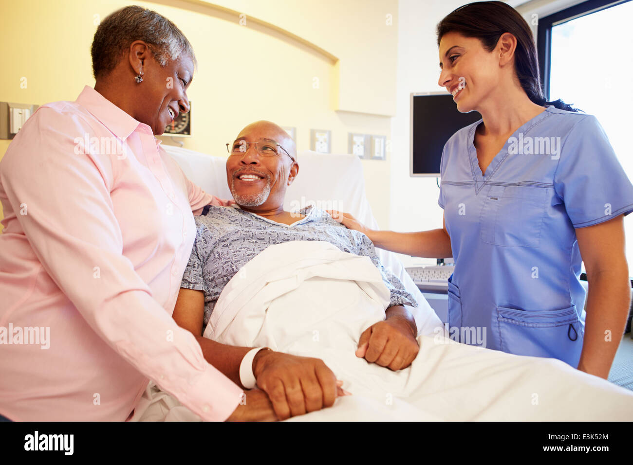 Nurse and patient talking hi-res stock photography and images - Alamy