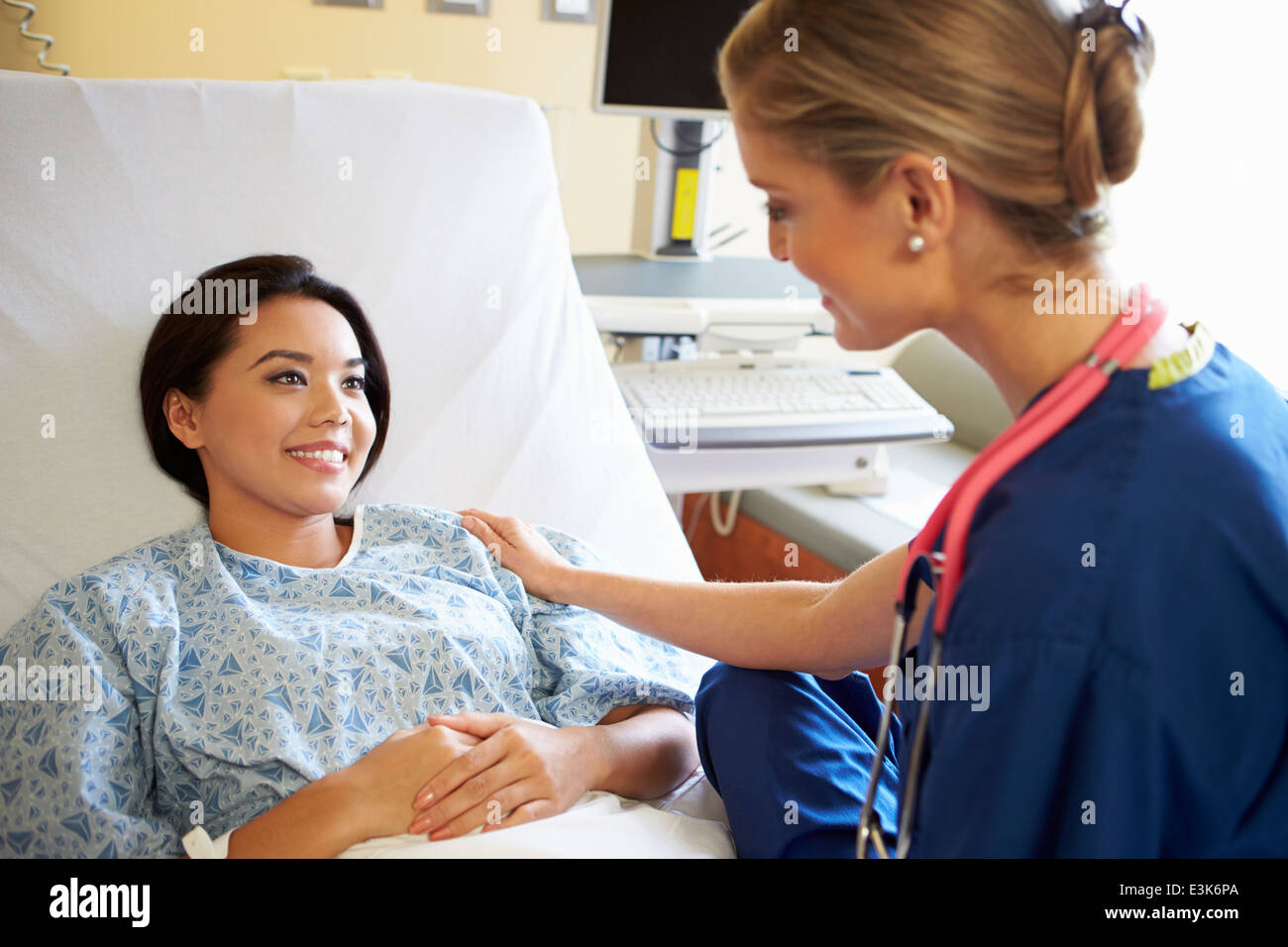 Nurse Talking To Female Patient On Ward Stock Photo - Alamy
