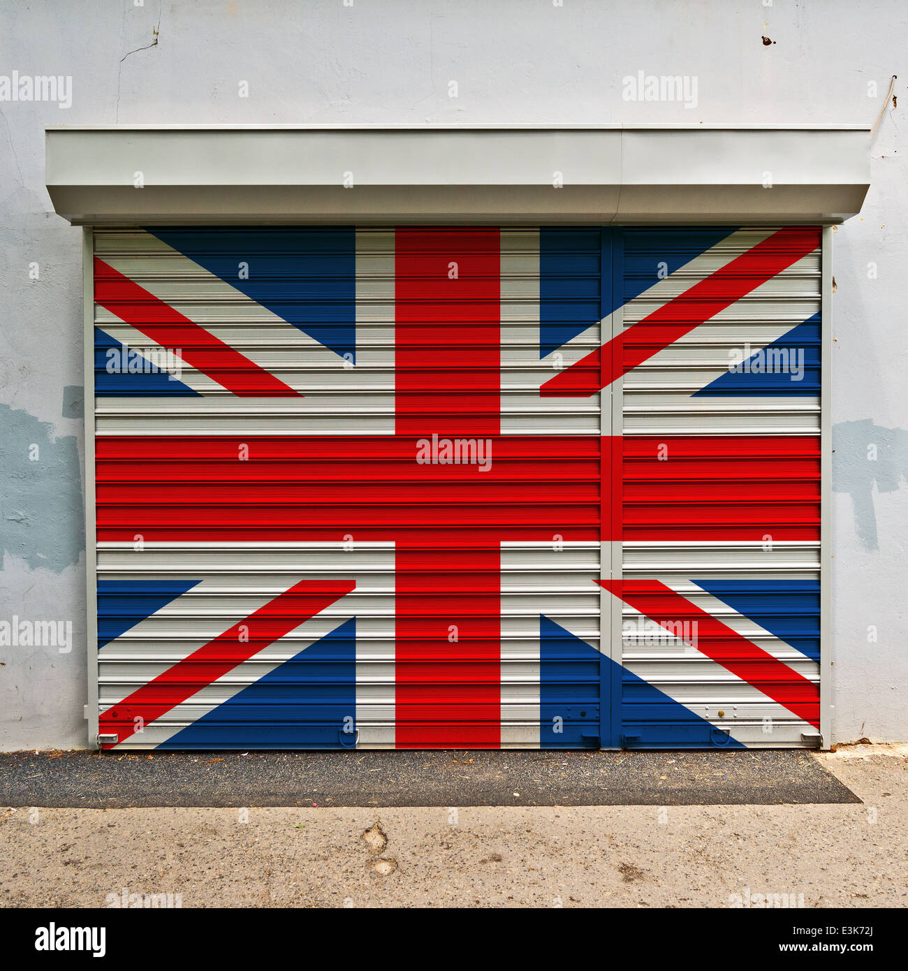 Roller shutter shops hi-res stock photography and images - Alamy