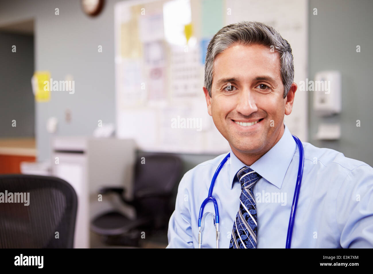 Doctor and nurses hospital hi-res stock photography and images - Alamy
