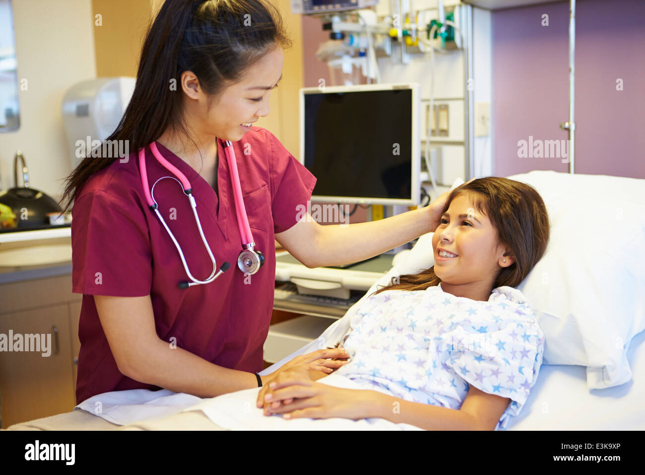 Old woman hospital bed nurse hi-res stock photography and images - Alamy