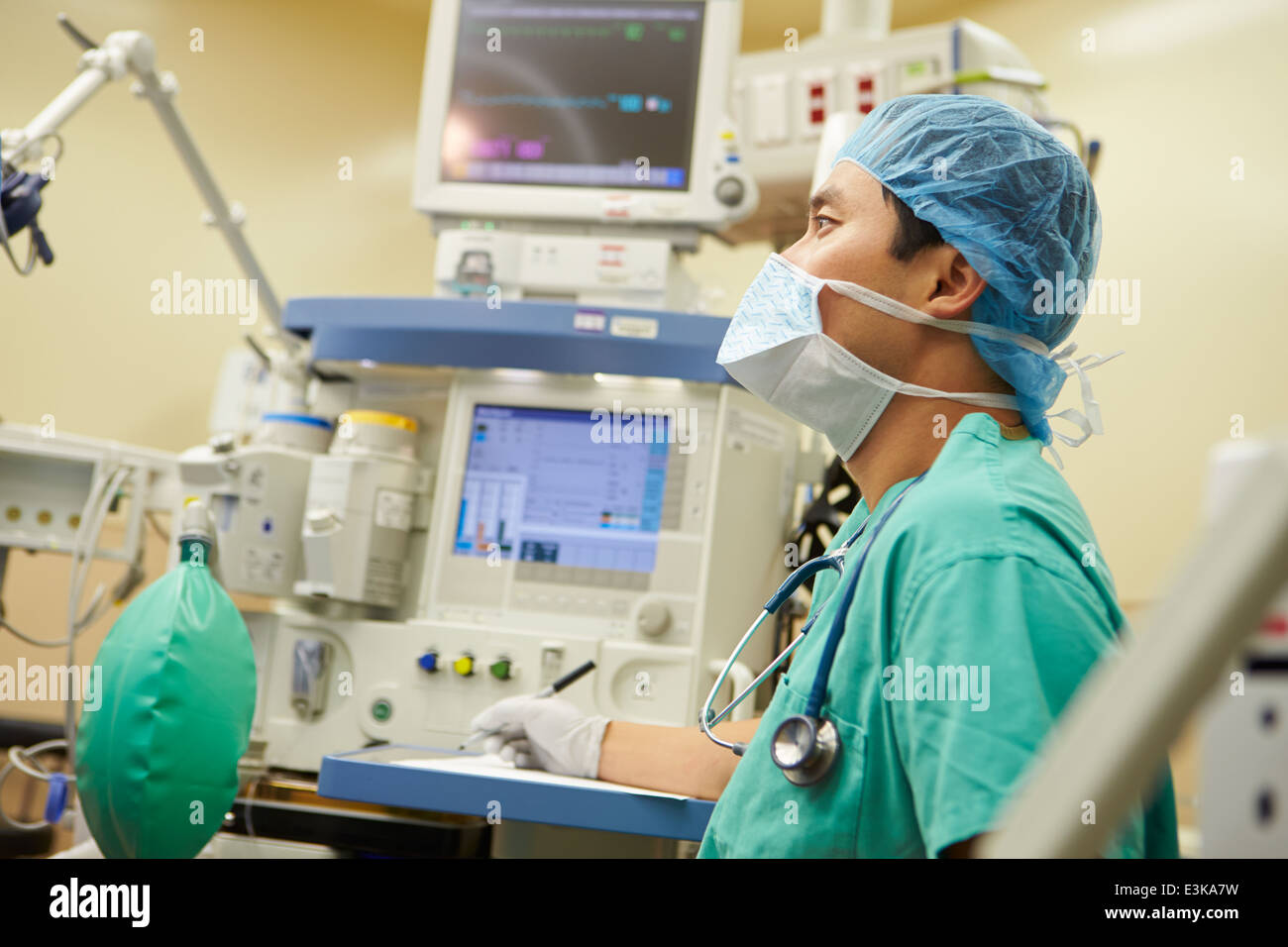 Male surgeon operating in hi-res stock photography and images - Alamy