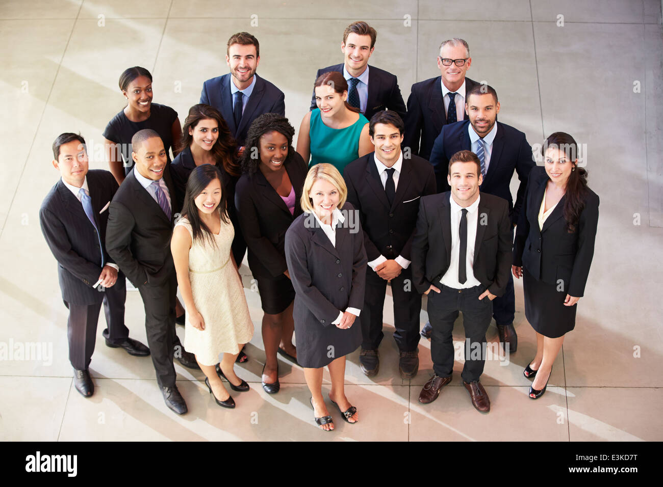 Работники корпоративных компаний. Работники корпоративных компаний. Корпоративные групповые фото. Корпоративное фото сотрудников. Дружный коллектив.