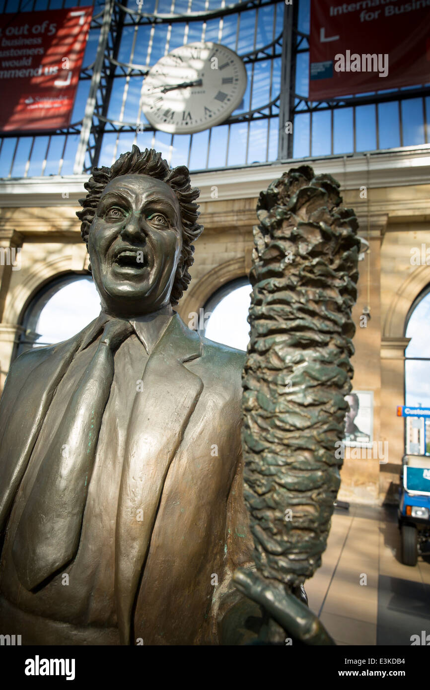 Ken Dodd Statue at Liverpool Lime Street Stock Photo Alamy